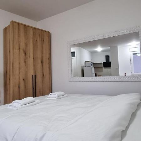 Grove II Apartment = Strict City Centre Novi Sad Exteriör bild