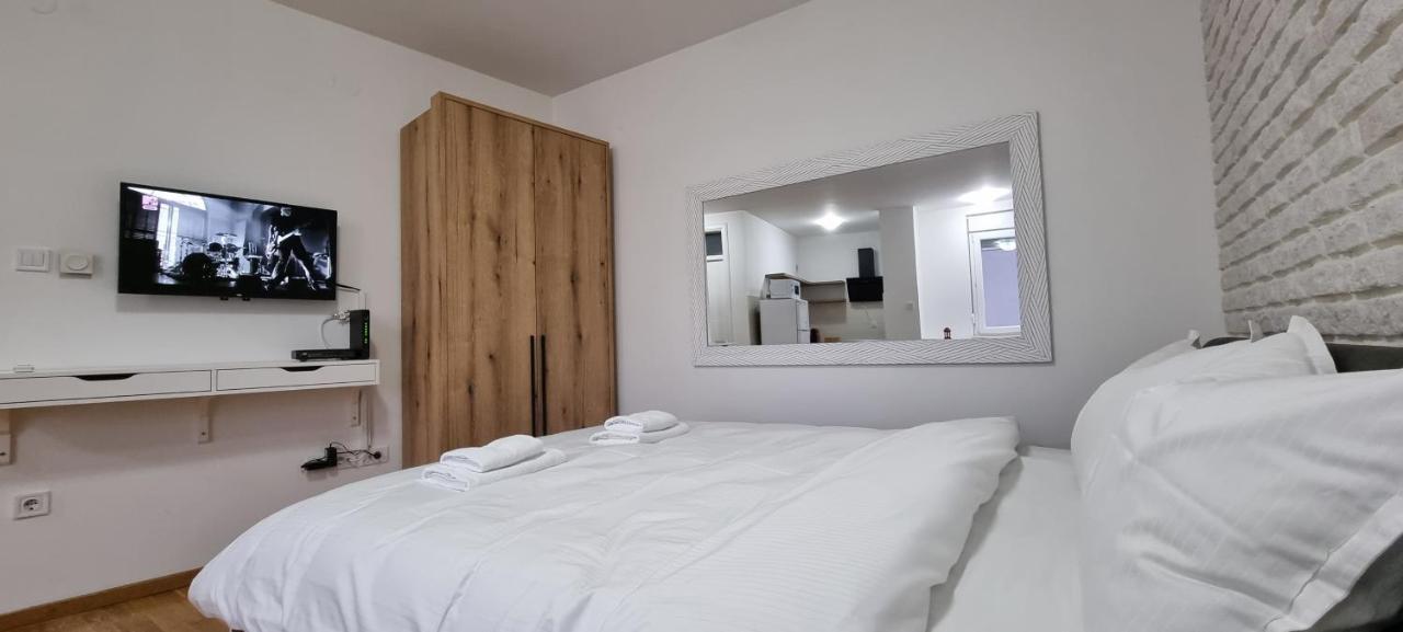 Grove II Apartment = Strict City Centre Novi Sad Exteriör bild