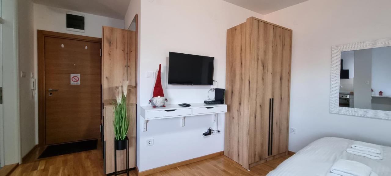 Grove II Apartment = Strict City Centre Novi Sad Exteriör bild