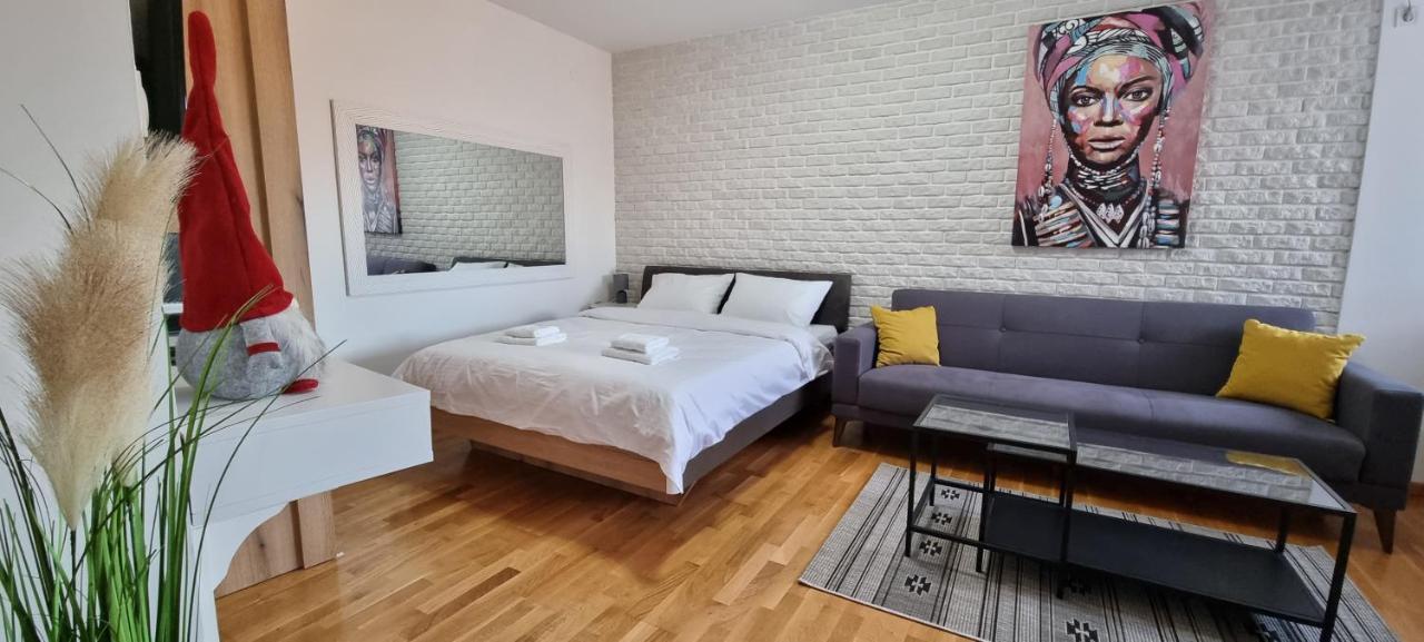Grove II Apartment = Strict City Centre Novi Sad Exteriör bild